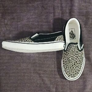 Vans Women Slip-On Sneakers in Leopard Print - Black & Tan